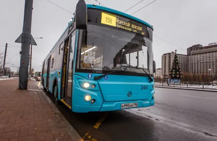 В Петербурге подростки толпой разгромили автобус