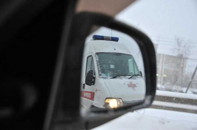 В Ульяновске парень сбил бывшую девушку и её нового парня, затем напал на него с ножом